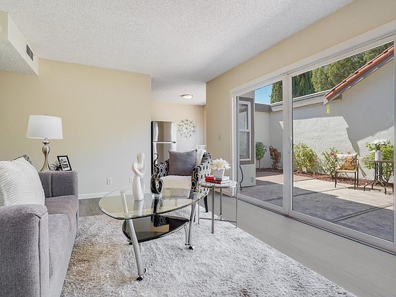 3rd image of 8051 Park Villa Cir