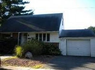20 Larch St, Hicksville, NY 11801