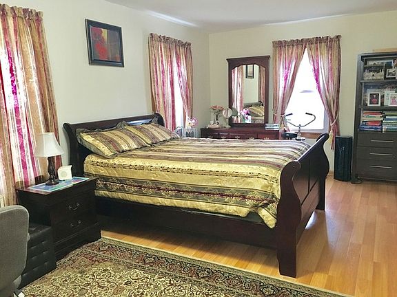 5th image of 1014 Queen Anne St