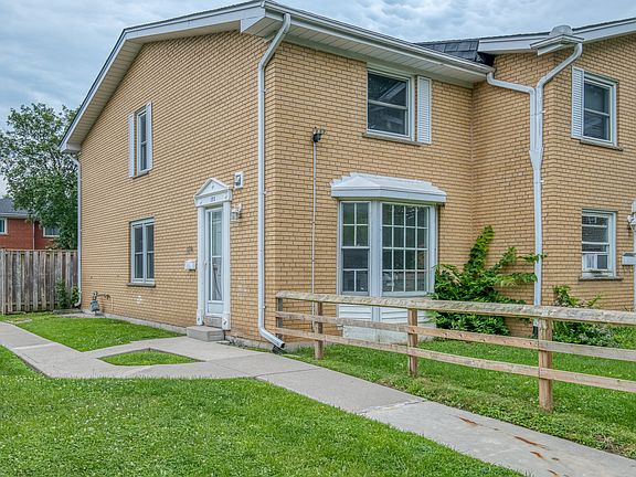 2nd image of 153 Arbour Glen Cres