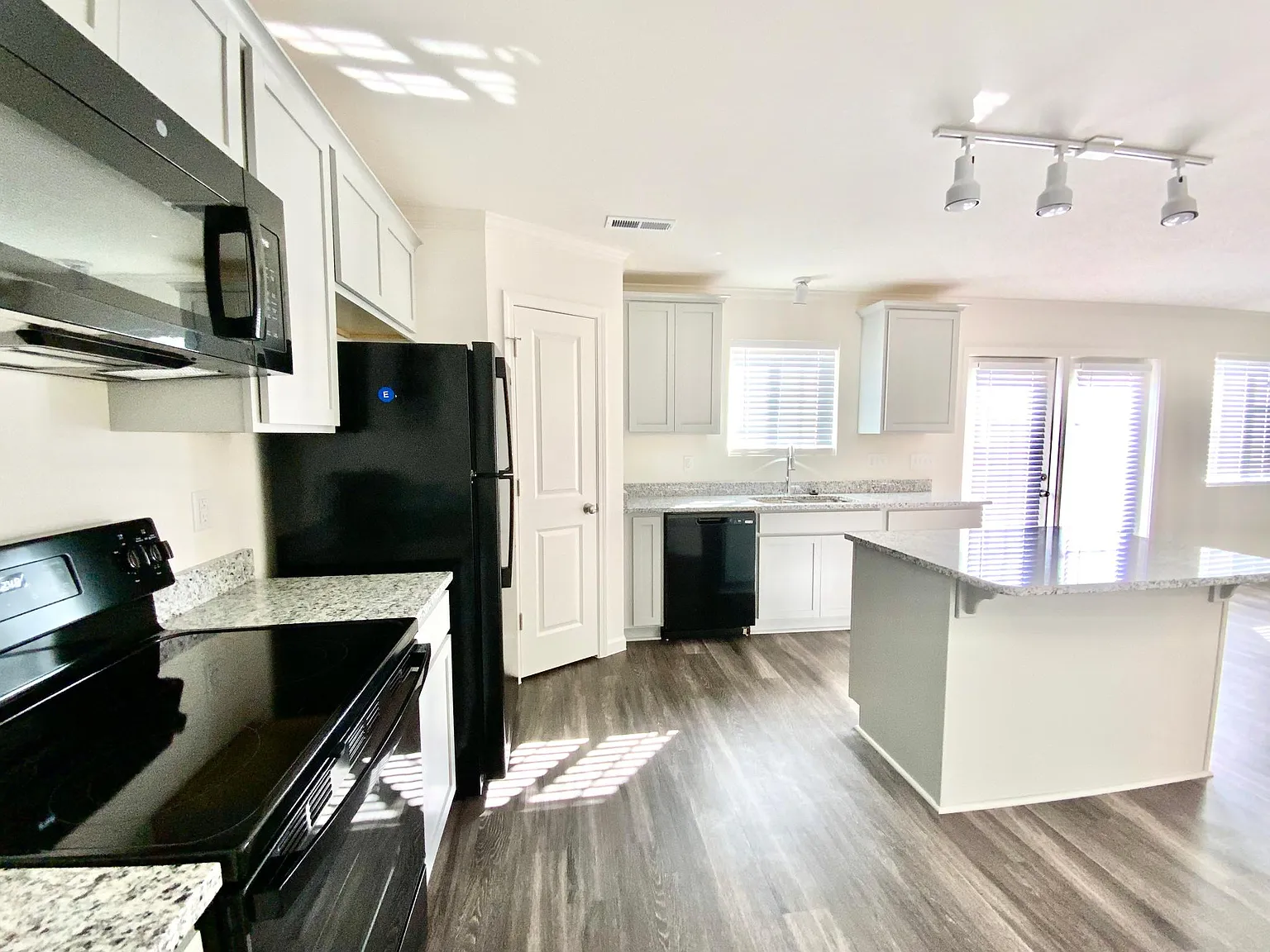 4 bed, 2.5 bath, $2,250 — Photo 3