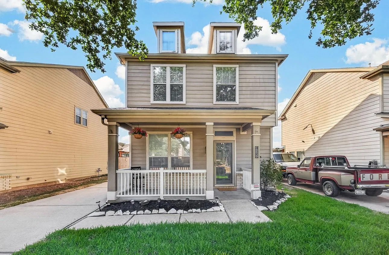 2 bed, 1.5 bath, 1323 sqft, $1,795 — Photo 1