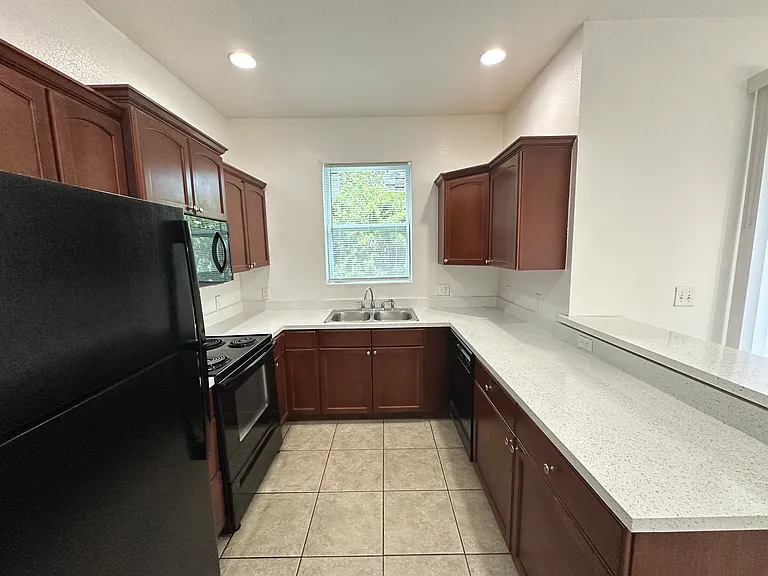 1800 Bassinger St — Photo 2