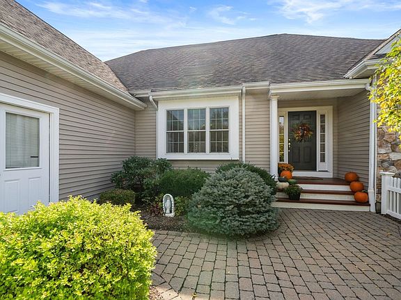 4th image of 12 Silver Brook Ln
