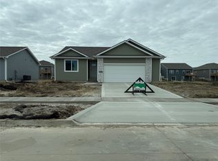 25084 Bluebird Cir, Adel, IA 50003