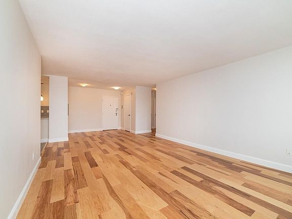 4th image of 20 Hammond Pond Pkwy APT 506