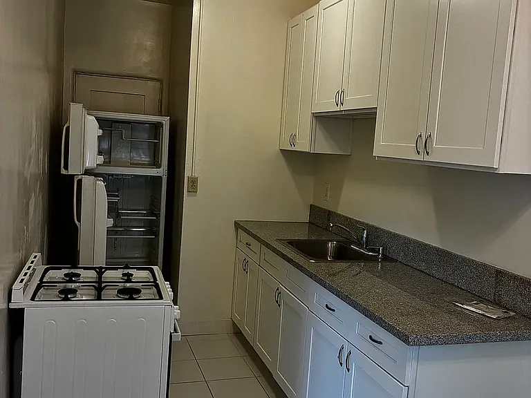945 Hilgard Ave #205 — Photo 2