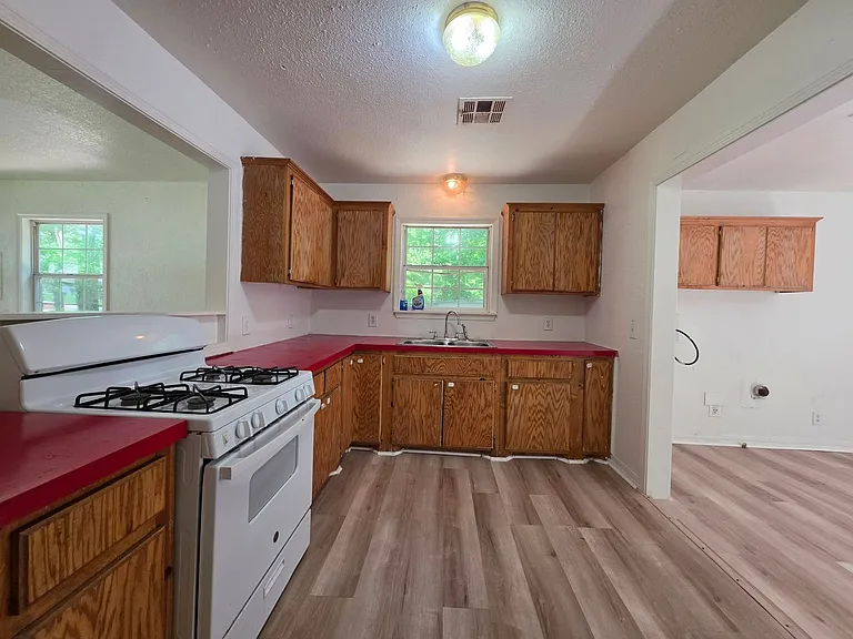 302 E Anna St — Photo 6
