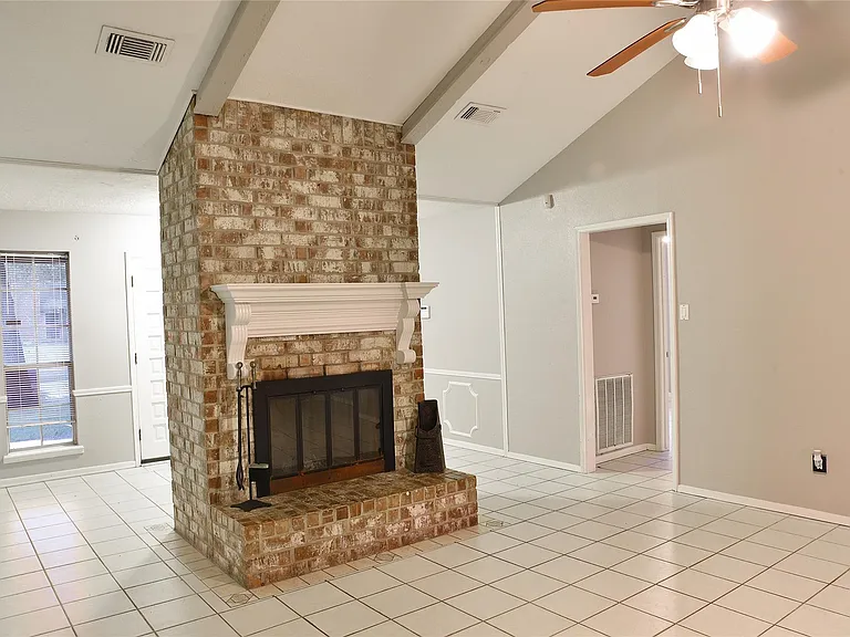 323 Edgeton Ct — Photo 4