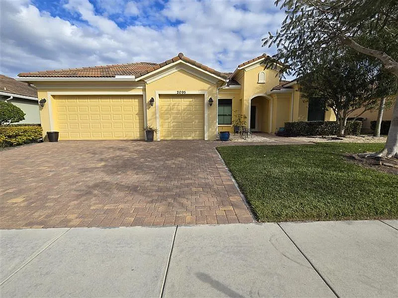 4 bed, 3.0 bath, 2589 sqft, $5,000 — Photo 2