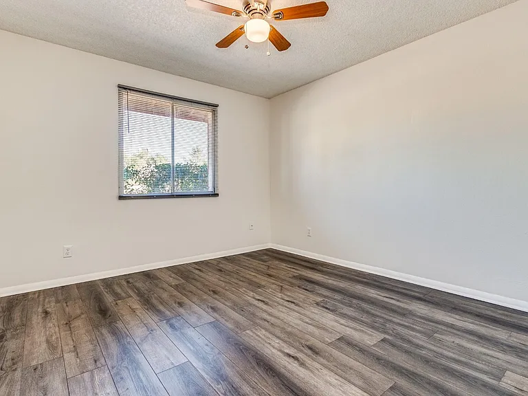 633 E Malibu Dr — Photo 10