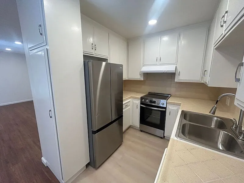 Building Photo - 346 N Louise St #12