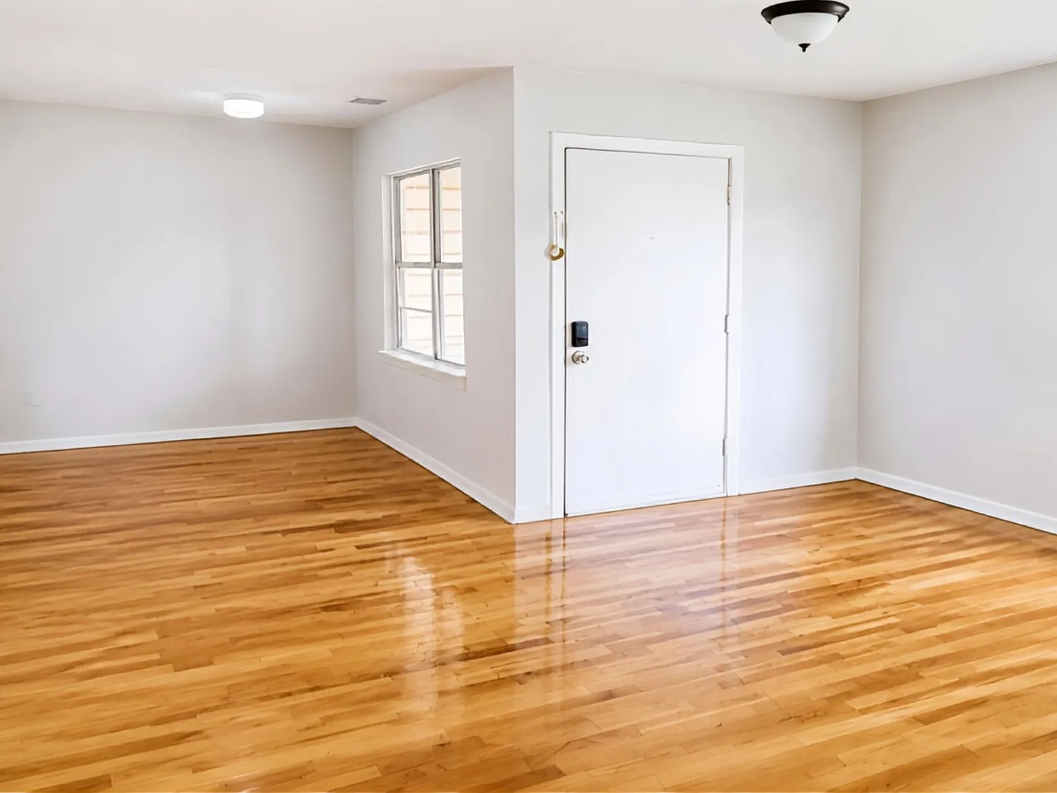 3 bed, 1.0 bath, 943 sqft, $1,350 — Photo 1