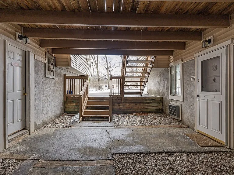 506 Fox Run Ln — Photo 4