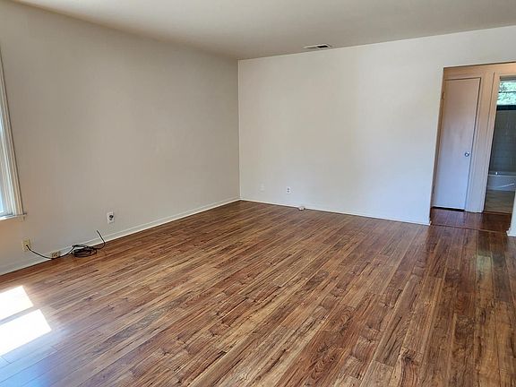 4th image of 822 Clinton St