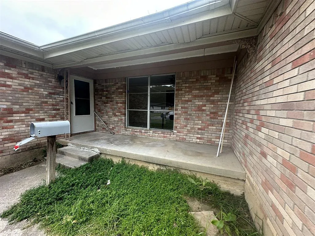 3 bed, 1818 sqft, $2,300 — Photo 2