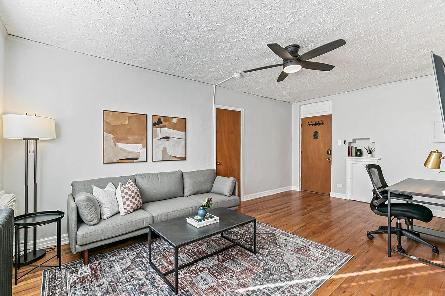 1 bed, 1.0 bath, 452 sqft, $2,413 — Photo 2