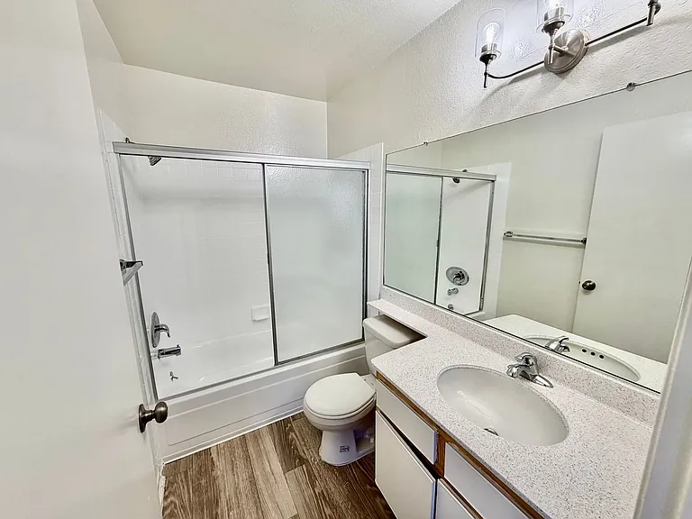 Lassen Apartments — Photo 23