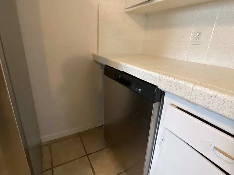 Cozy 2-Bedroom Apartment Just Steps from the Ocean Bluffs! — Photo 8