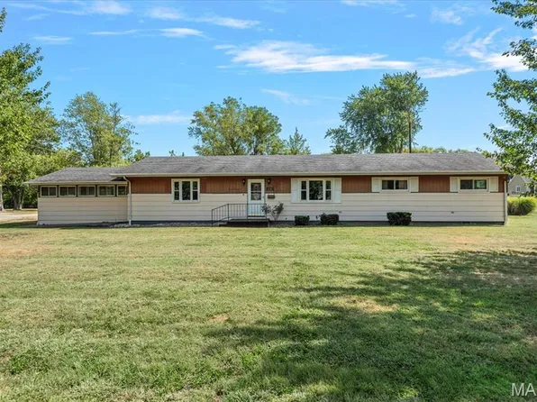 112 N Wilson St, Girard, IL 62640