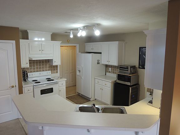 Kitchen with breakfast bar