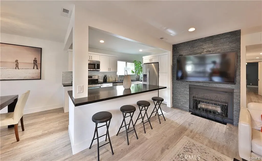 3 bed, 1290 sqft, $4,400 — Photo 3