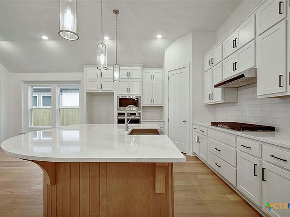 2nd image of 2824 Maximilian Ln