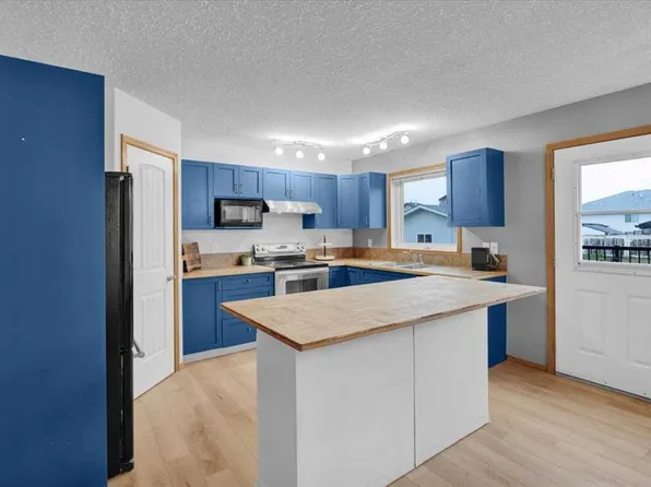 917 E High Park Way NW, High River, AB T1V 2C7