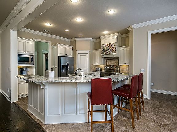 2nd image of 1114 NE Thorn Hill Rd