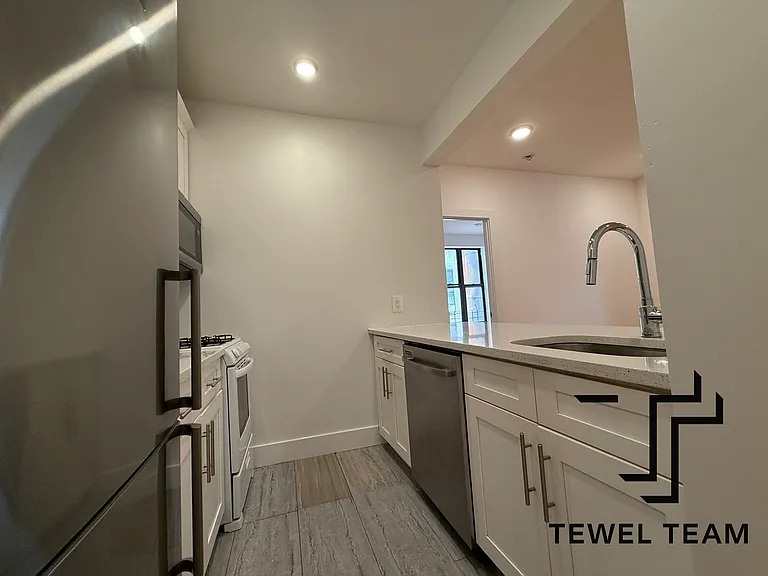 539 Lenox Ave #4DD — Photo 10