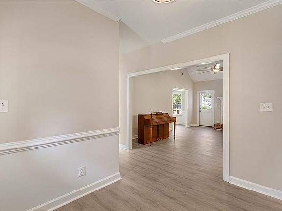5th image of 2636 Deerfield Cres