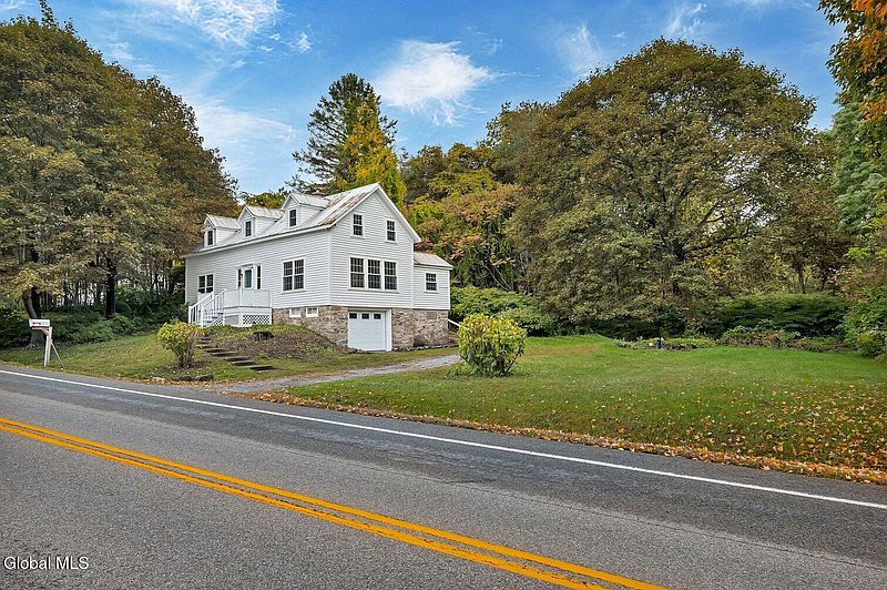 2nd image of 1832 Perth Road