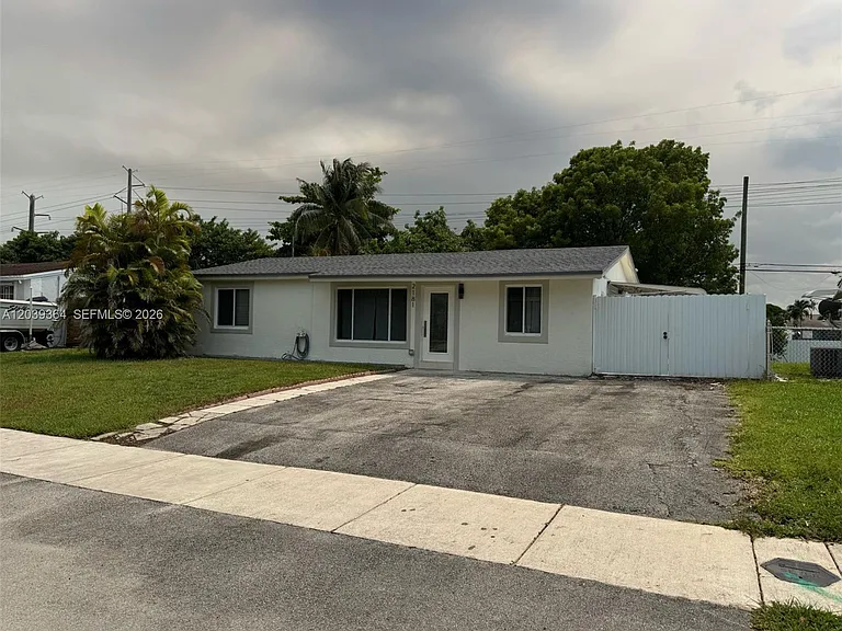 2181 SW 50th Ave — Photo 1