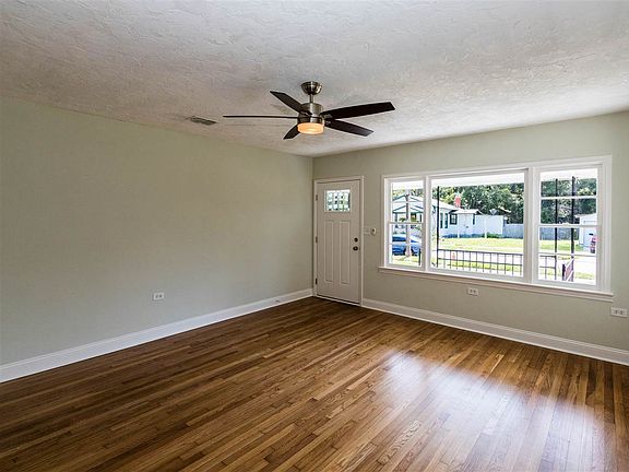 4th image of 85 1/2 Douglas Ave