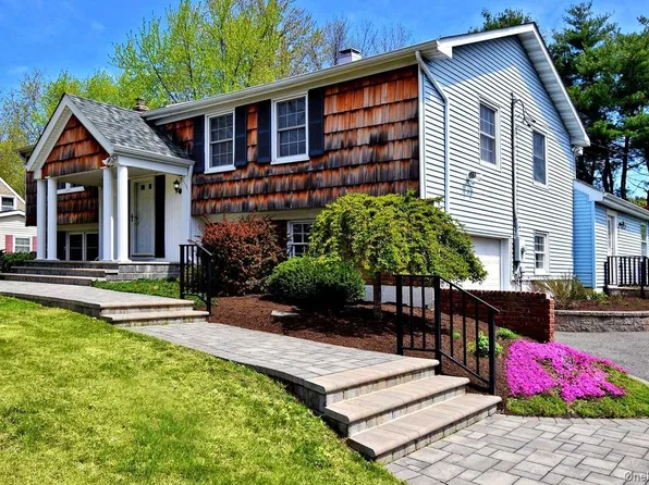 23 Malvern Ln, Stony Brook, NY 11790