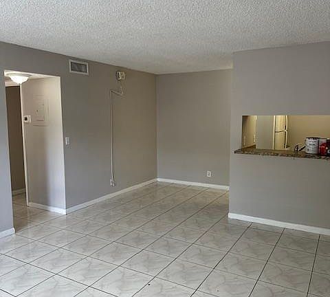 3rd image of 1004 Twin Lakes Dr