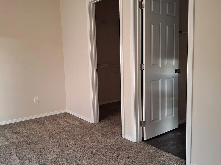 141 Apple Loop #B — Photo 1