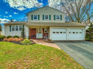 32 Donald Ave, Kendall Park, NJ 08824