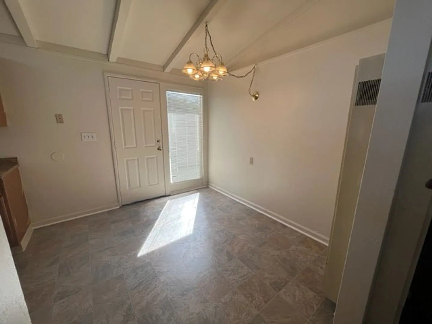 3 bedroom 1 bath home in North Highlands — Photo 4