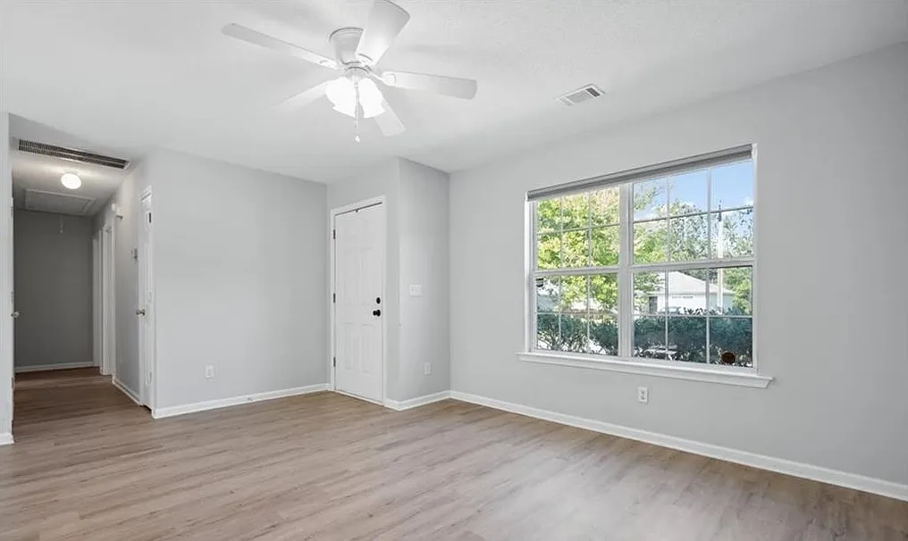 3 bed, 1058 sqft, $1,980 — Photo 2