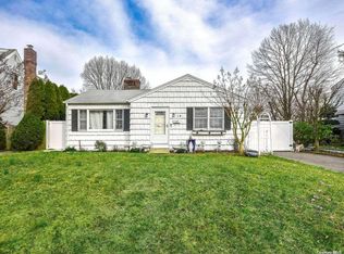 14 Grant Pl, Glen Cove, NY 11542