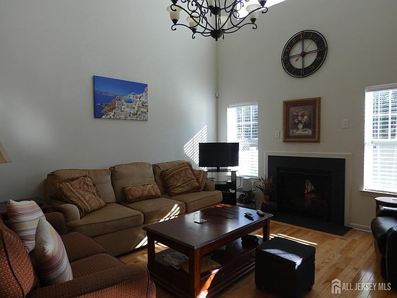 5th image of 40 Clifford Cir