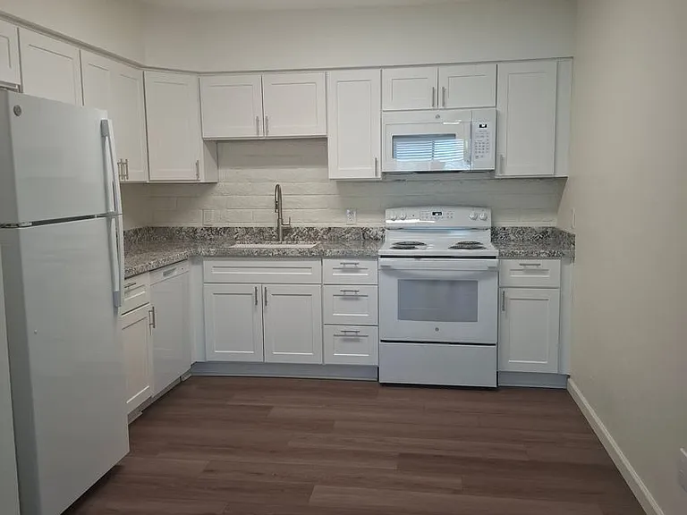 Taylor Heights Apartments — Photo 16