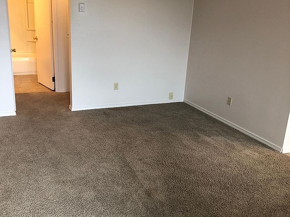 3rd image of 422 E Bay Dr NE APT 13