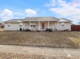 402 N Ash Dr, Mahomet, IL 61853