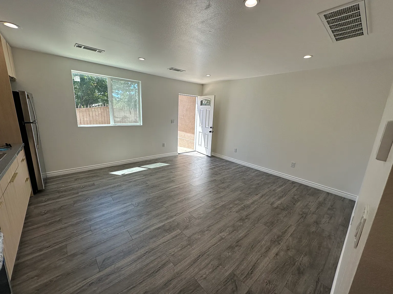De Garmo Ave, Sylmar — Photo 2