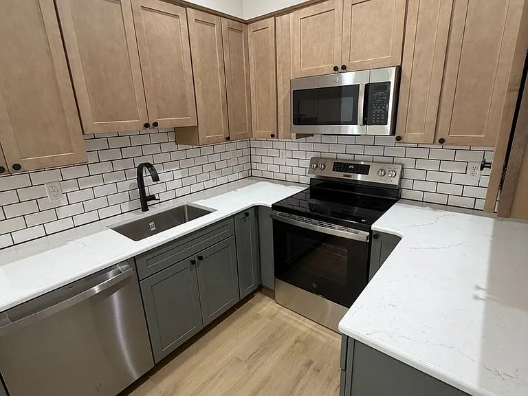 1214 Columbia St — Photo 8