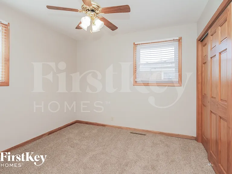 422 Granville Ave — Photo 11