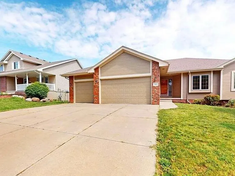 15612 Timberlane Dr — Photo 2