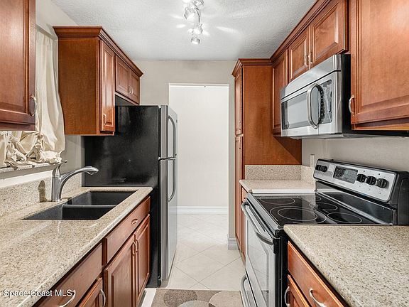 4th image of 310 Taylor Ave #8C2